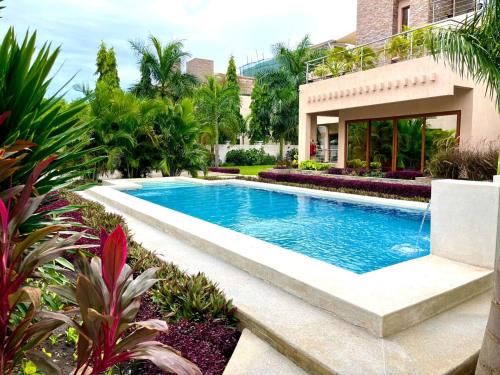 Kolam renang di atau dekat dengan Kwetu Luxury Villa