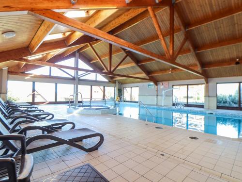 una piscina con una fila de sillas en un edificio en Hepworth, en Redruth
