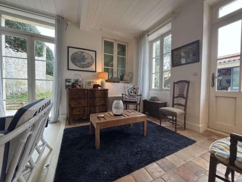 un salon avec un lit et une table dans l'établissement Maison 6 pièces ILE DE RE - SAINT MARTIN DE RE - IDR400-017, à Saint-Martin-de-Ré