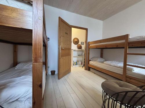 - une chambre avec 2 lits superposés et une porte dans l'établissement Maison 6 pièces ILE DE RE - SAINT MARTIN DE RE - IDR400-017, à Saint-Martin-de-Ré