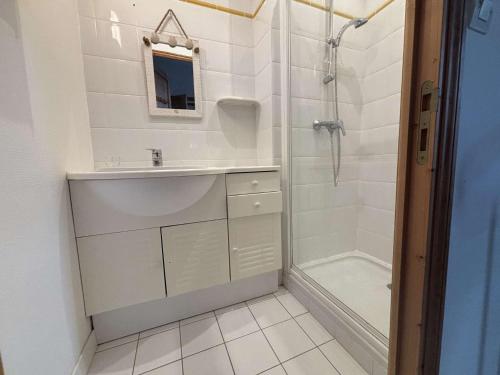 une salle de bain blanche avec une douche et un lavabo dans l'établissement Maison 6 pièces ILE DE RE - SAINT MARTIN DE RE - IDR400-017, à Saint-Martin-de-Ré