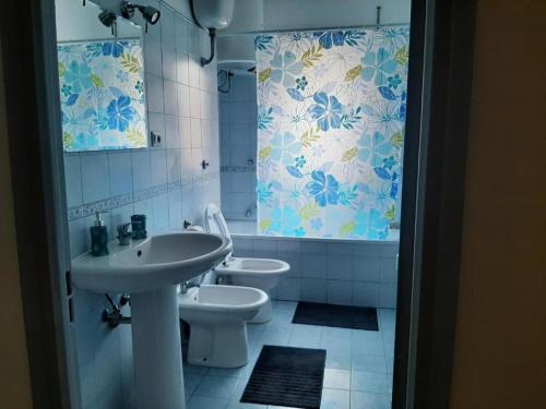 ein Badezimmer mit Waschbecken, Toilette und Dusche in der Unterkunft Centro Metro Montitiburtini 510 in Rom