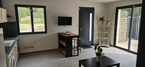 Una cocina con encimera y mesa en una habitación. en Duplex 2 chambres avec extérieur, en Suze-la-Rousse