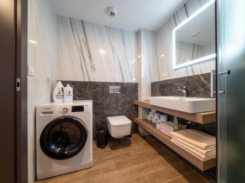 Ένα μπάνιο στο Eurovea Tower Apartment free Parking