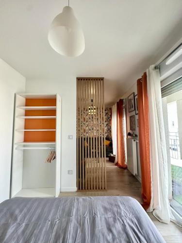 - une chambre avec un lit et un placard dans l'établissement Entre Paris et Disneyland avec charme intérieur, à Noisy-le-Grand