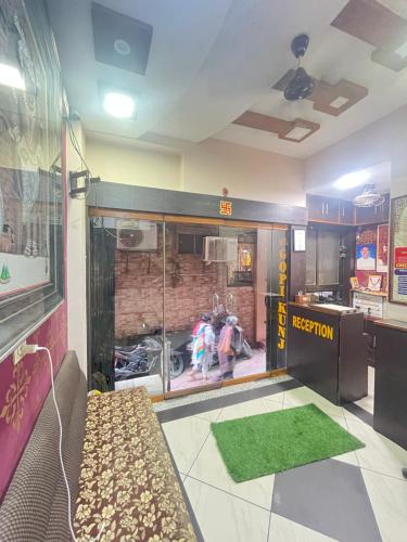 Clients de l'établissement Gopi Nikunj I just opposite shreenathji temple back gate 20mtr I 966o9o1oo6