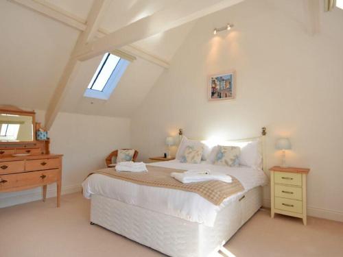 une chambre avec un lit, une commode et une fenêtre dans l'établissement Croft Cottage, à Alnwick