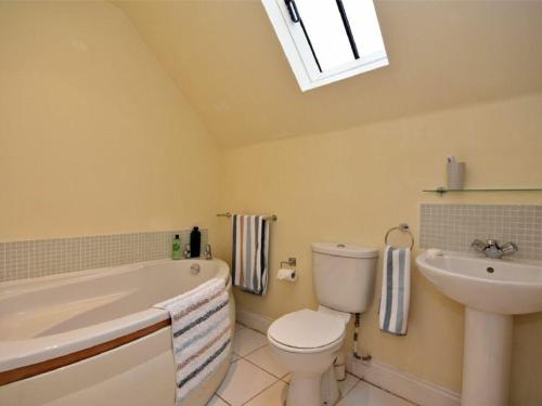 une salle de bain avec une baignoire, des toilettes et un lavabo dans l'établissement Croft Cottage, à Alnwick