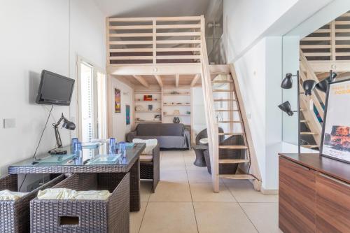 appartement en mezzanine sur la place d'armes a 100 m de la mer