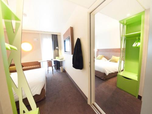 A bed or beds in a room at Campanile Clermont Ferrand Centre