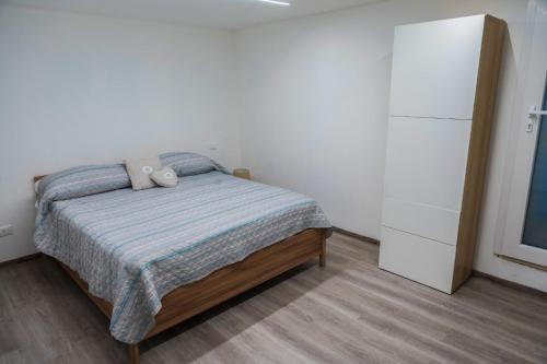 un pequeño dormitorio con una cama con un osito de peluche. en Casa MaViLí, en Ortona