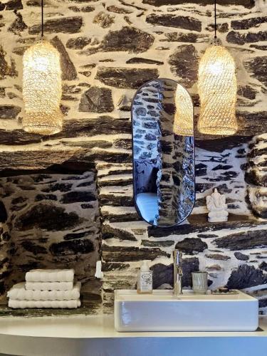 バトシにあるSea View Stonehouseの洗面台と石の壁のあるバスルーム