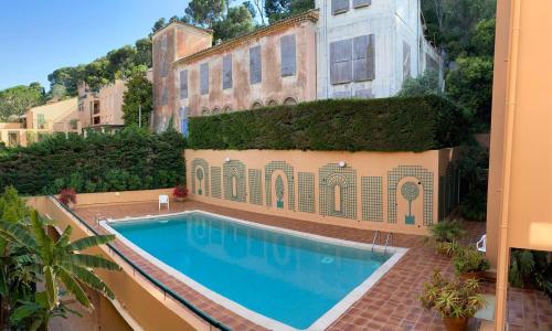 une piscine devant un immeuble dans l'établissement Rez de jardin avec vue mer à saint jean, à Saint-Jean-Cap-Ferrat