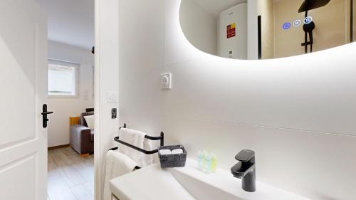 une salle de bain avec un lavabo et un miroir dans l'établissement expat renting - L'Artiste - Netflix - Proche gare, à Toulouse