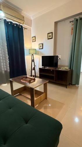 Una televisión o centro de entretenimiento en Scenic View Apartment Goa
