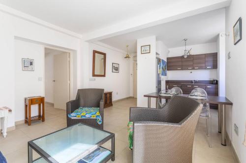 Photo de la galerie de l'établissement Superbe T2 refait à neuf proche du centre du village et de la Mer, à Porquerolles