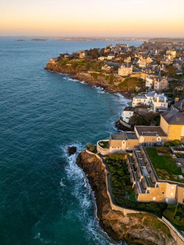 an aerial view of a resort on the coast at Hôtel Le Nautilus in Saint Malo