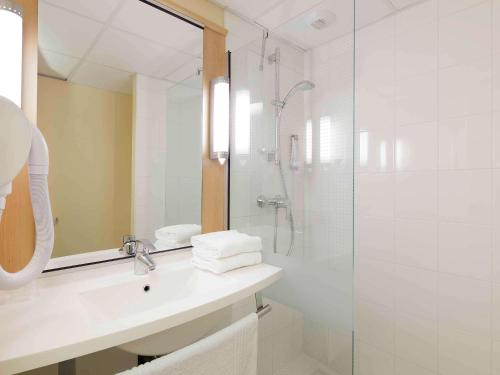 Koupelna v ubytování Hôtel ibis Guingamp Cœur de Bretagne