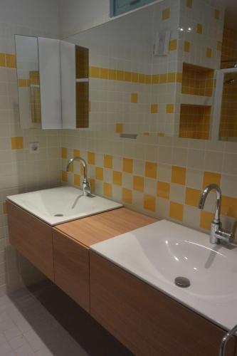 La salle de bains est pourvue d'un lavabo et de deux robinets. dans l'établissement Agréable villa fleurie sur l'ile de Porquerolles, à Porquerolles