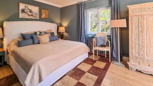 une chambre avec un grand lit et une fenêtre dans l'établissement Villa 4 BR with pool, 5 minutes Cannes, au Cannet