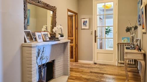 un salon avec une cheminée et un miroir dans l'établissement Villa 4 BR with pool, 5 minutes Cannes, au Cannet