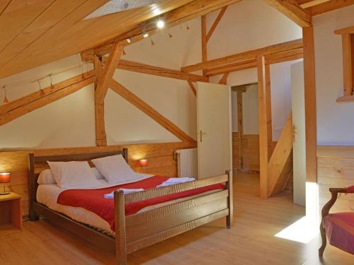 une chambre avec un lit dans une pièce avec des plafonds en bois dans l'établissement Chalet accueillant à Morzine, 11 pers, proche télécabine - FR-1-679-20, à Montriond