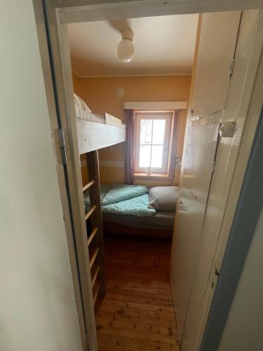 ein kleines Zimmer mit einem Etagenbett und einem Fenster in der Unterkunft Lofotenhaus direkt am Skjelfjord in Skjelfjord