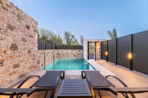 Bazén v ubytování Lacha Houses Villas nebo v jeho okolí