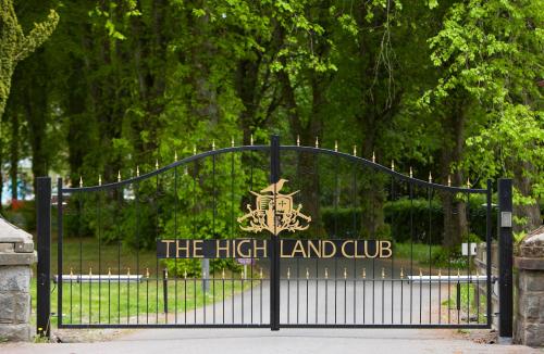 Taman di luar Highland Club Direct