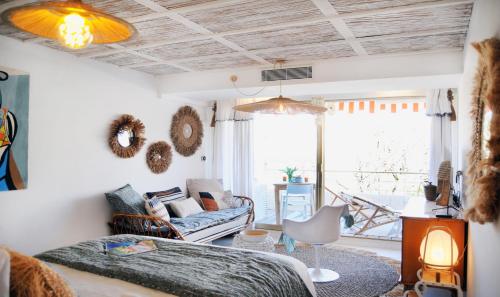 un salon avec un lit et un canapé dans l'établissement Junior Suite Saint-Tropez, rénové 2023, plein centre, piscine, climatisé!, à Saint-Tropez