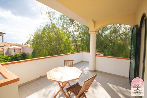 a patio with two chairs and a table on a balcony at Il Pepe Rosa in Posada