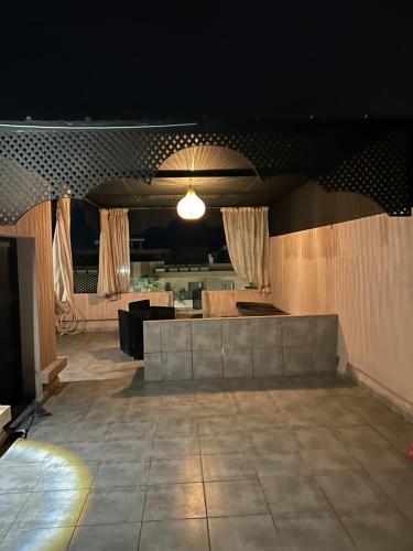 comedor con mesa y bar en Villa Tazinsky, en Hbl Hmid