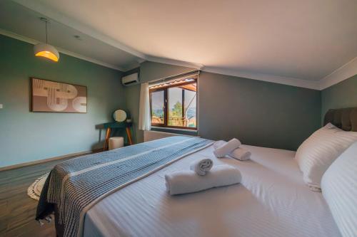 Postel nebo postele na pokoji v ubytování Sepetçi Lakehouse Heated Pool