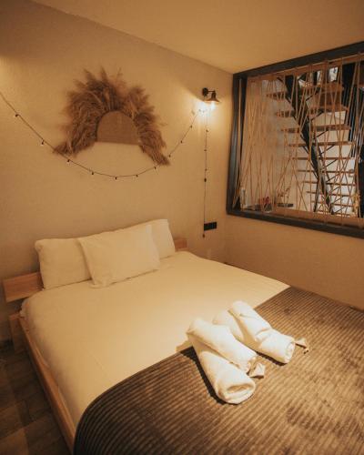 a bedroom with a bed with two towels on it at Ordu Bungalov-Loin du Monde in Perşembe