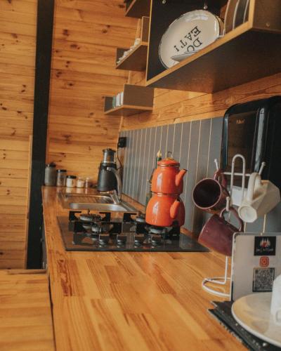 a kitchen with a stove with a tea kettle on it at Ordu Bungalov-Loin du Monde in Perşembe