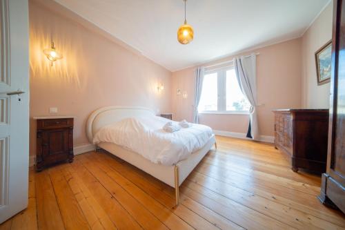 une chambre avec un lit blanc et une fenêtre dans l'établissement Great Accommodation Colmar Free Parking, à Colmar