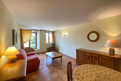 un salon avec un canapé et une table dans l'établissement 04B5 Beautiful studio in a mas provençal - pool, à Brunet
