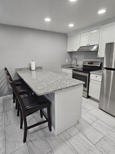 Cuisine ou kitchenette dans l'établissement Charming Forest Apartment