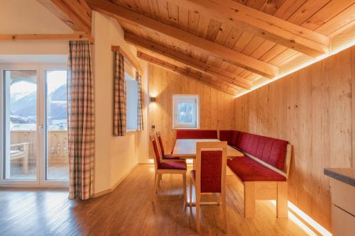 Un comedor con mesa y sillas en Ferienlodge Alpenkönigin - Apartments Stubaital, en Neustift im Stubaital