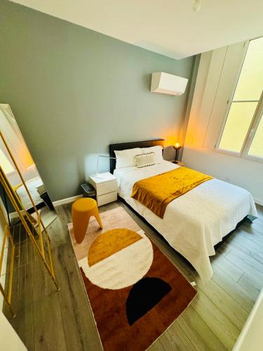 une chambre avec un grand lit et un tapis dans l'établissement Best city center location!, à Bergerac