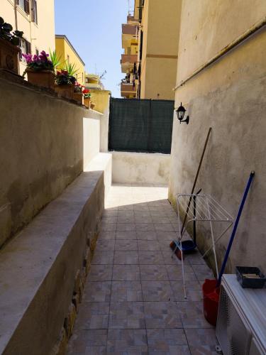 an alley with a stone floor and a wall with a basket at Il rifugio delle Azalee in Rome