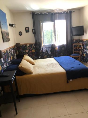a bedroom with a large bed and a window at Au bord de l eau in Surba
