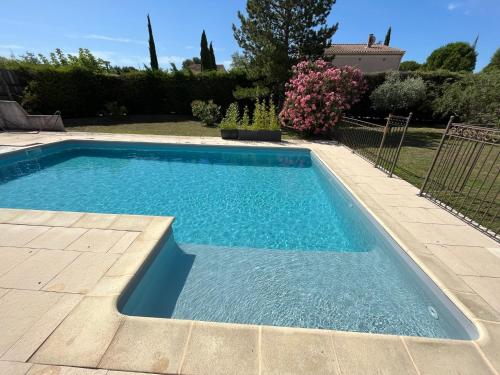 - une petite piscine dans une cour avec une clôture dans l'établissement Villa climatisée avec piscine et aire de jeux enfants, à Pernes-les-Fontaines