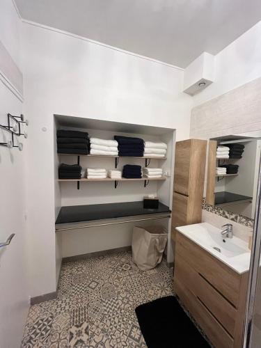 une salle de bain avec un lavabo et un miroir dans l'établissement Appartement de la Diane, à Villers-Cotterêts