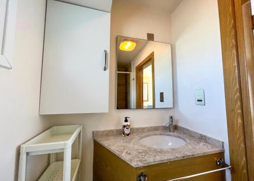 Vonios kambarys apgyvendinimo įstaigoje Garden Loft with Pool in Alsancak Kyrenia by HolidayKeys