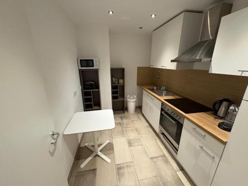 een keuken met een tafel en een wit aanrecht bij Premium Apartment 2 Cathedral in Keulen
