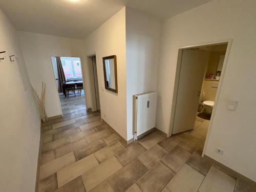een lege kamer met een gang met een badkamer en een vloer bij Premium Apartment 2 Cathedral in Keulen