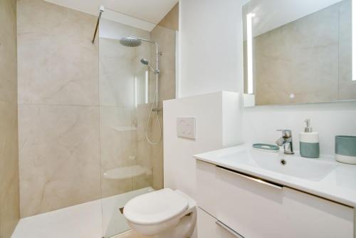 une salle de bain blanche avec toilettes et douche dans l'établissement Elegant apartment-AC-1BR-2P- center Saint-Tropez, à Saint-Tropez
