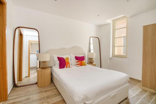 une chambre avec un grand lit blanc avec un miroir dans l'établissement Elegant apartment-AC-1BR-2P- center Saint-Tropez, à Saint-Tropez