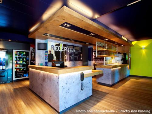 een bar met een aanrecht in een kamer bij ibis budget Toulouse Colomiers in Colomiers